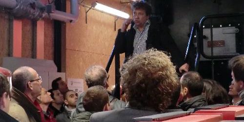 Dhr. Gehrels van Cogas geeft uitleg bij de Kara ketel in de Muziekwijk Dhr. Gehrels van Cogas geeft uitleg bij de Kara ketel in de Muziekwijk