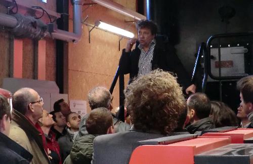 Dhr. Gehrels van Cogas geeft uitleg bij de Kara ketel in de Muziekwijk